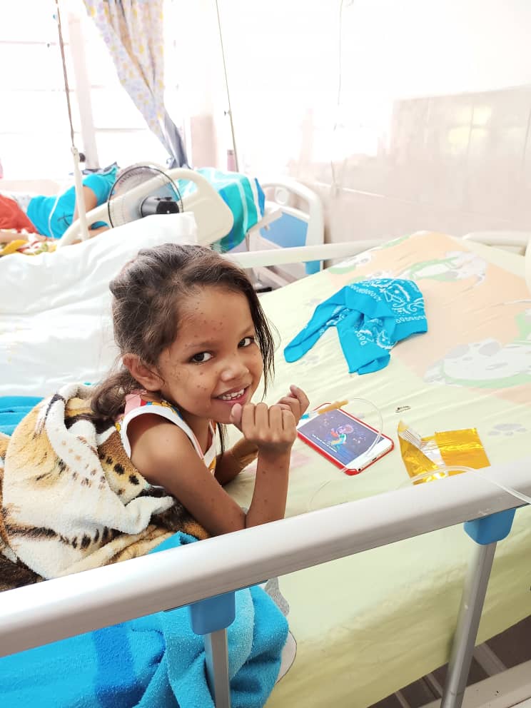 Ricura693's tweet photo. Está en el hospital militar dr Carlos Arvelo piso 3 habitación 324
Num de madre 04141614499
@VillegasPoljak 
@gestionperfecta 
@PuebloSoberan18 
@jaarreaza 
@HectoRodriguez 
Familia de bajos recursos viven en Guatire madre soltera https://t.co/noPzlazU9l