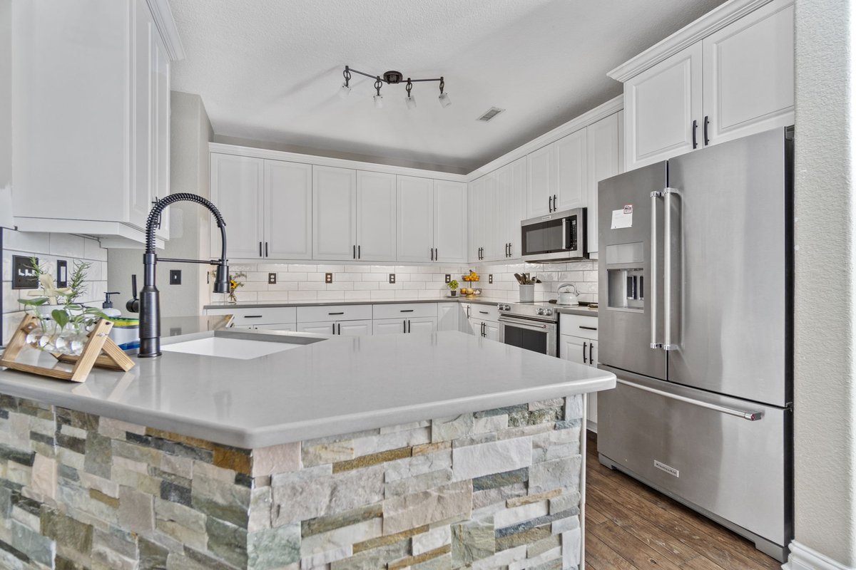 🌿 Another gorgeous kitchen transformation by the McDrake and Carpet Hut by McDrake team. Featured products: <a href="/ManningtonFloor/">Mannington Mills</a> <a href="/Marazzi_USA/">MarazziUSA</a> <a href="/msisurfaces/">MSI</a> 

Looking for a Virginia Beach General Contractor? For your home's sake, call McDrake - 757-648-8868.  bit.ly/3va2pN9
