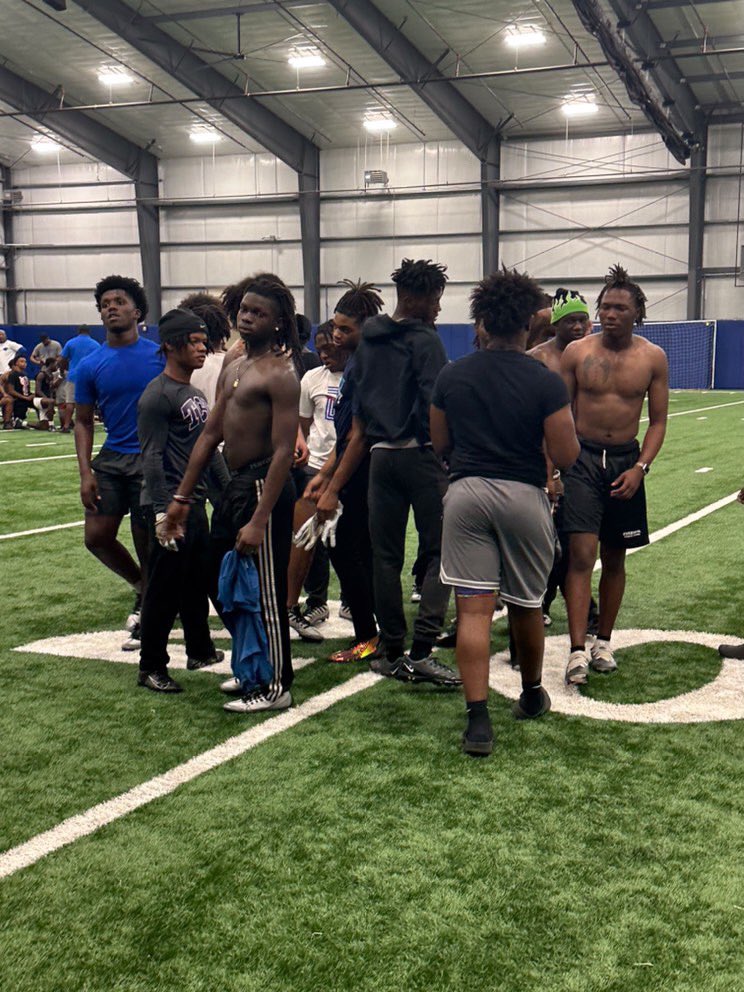 Twaaiinnfor6's tweet image. #Eblock