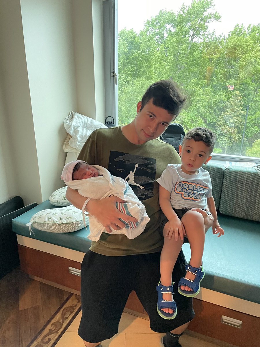 DimSumBots's tweet image. Alright last pictures but my big boy Henry and my baby boy Arthur. (Don’t mind my hair it’s been a long 24 hours)