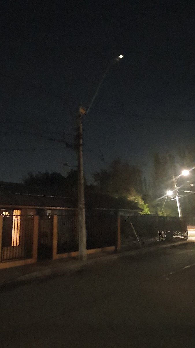 robcam02's tweet photo. @TomasVodanovic  le pido nos ayude con la gestión de estas luminarias que no encienden desde hace 1 semana. Hemos contactado a SINTEC, nos indican que están n garantía de empresa anterior y no las pueden tocar. No sabemos a quién acudir. Lugar muy oscurro, Taklira 5570, Maipú. https://t.co/y45iVW1iEE