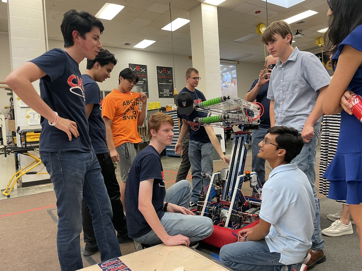 Chips_324's tweet photo. Today we fell Energized as representatives from our team’s sponsors come to visit our Open House. We’d like to thank all of our sponsors for their gracious support this past season. #frc #324chips https://t.co/mIUlilKq2S