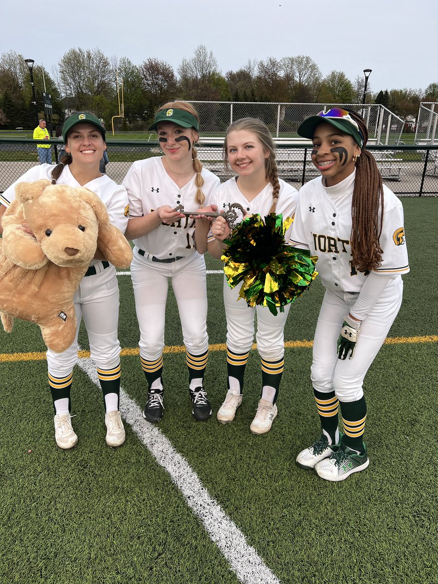 northvsoftball's tweet image. Another BIG DUB for the Spartan Softball team as they beat the regionally undefeated Niagara Wheatfield Falcons. Great battle by both teams. #TurntheKey 🔑💫

@wnyathletics @patrickjnagy @northspartans @will_athletics @sect6softball @bufnewspreptalk @tbnsports