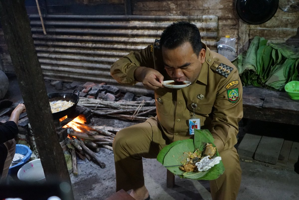 Pagi pagi sebelum kerja mampir sarapan di Randublatung. Sarapan sego pecel pincuk godong jati sambil nyruput kopi kothok. Sarapannya langsung di pawon. Lokasi di daerah Wulung Randublatung, ada yang tahu?? 
Selengkapnya lihat di videonya nanti ya, pokoknya maknyuss
#AriefRohman