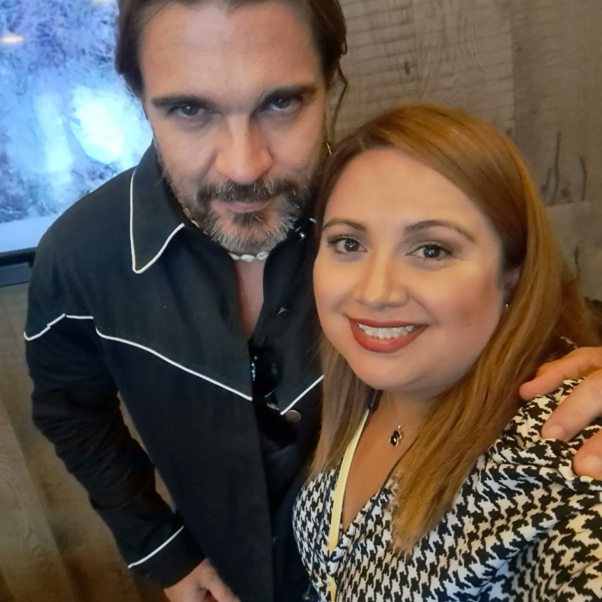 Annelbjuanes5's tweet photo. Mil gracias @JUANES  @UMusicMexico y @juanestorreonmx por permitirnos participar y ganar comer hoy con nuestro Juanes!!.

La realidad superó nuestros sueños 💚🫶🏻🙏🏻😍✨️🎸!.

#decolombiaparaelmundopapa #juanatica #vidacotidiana #volverteaver https://t.co/qvKaFCVxc1