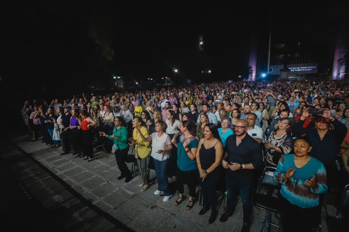 ¡Gran noche después de la tormenta! Vivimos una noche mágica festejando a todas las mamás de Monterrey, con más de 7,500 asistentes, la compañía De Diego hijo de <a href="/FPanchoCespedes/">Francisco Pancho Céspedes</a> y Alessandro hijo de <a href="/DiBlasioOficial/">Raúl Di Blasio</a>. No podemos explicarles lo felices que estamos.
<a href="/SusanaZabaleta/">Susana Zabaleta</a>