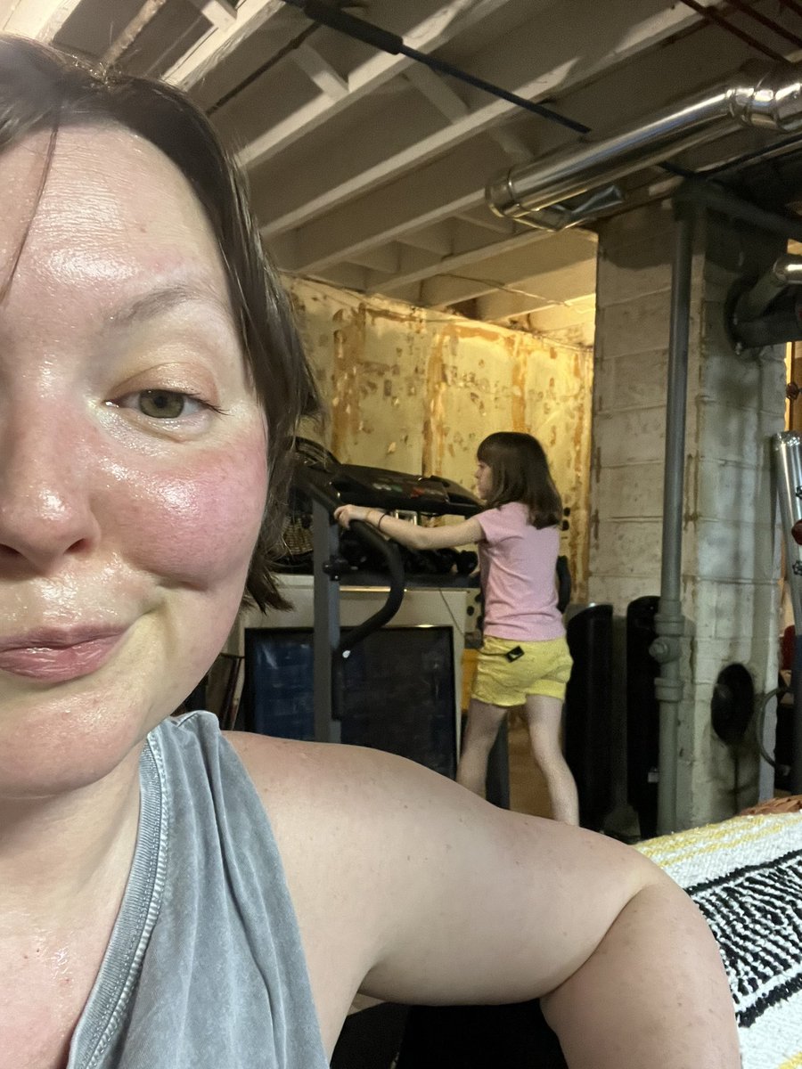 LMKAdams's tweet image. Can’t say no when she wants to workout with me - even if it’s after bedtime. 💪