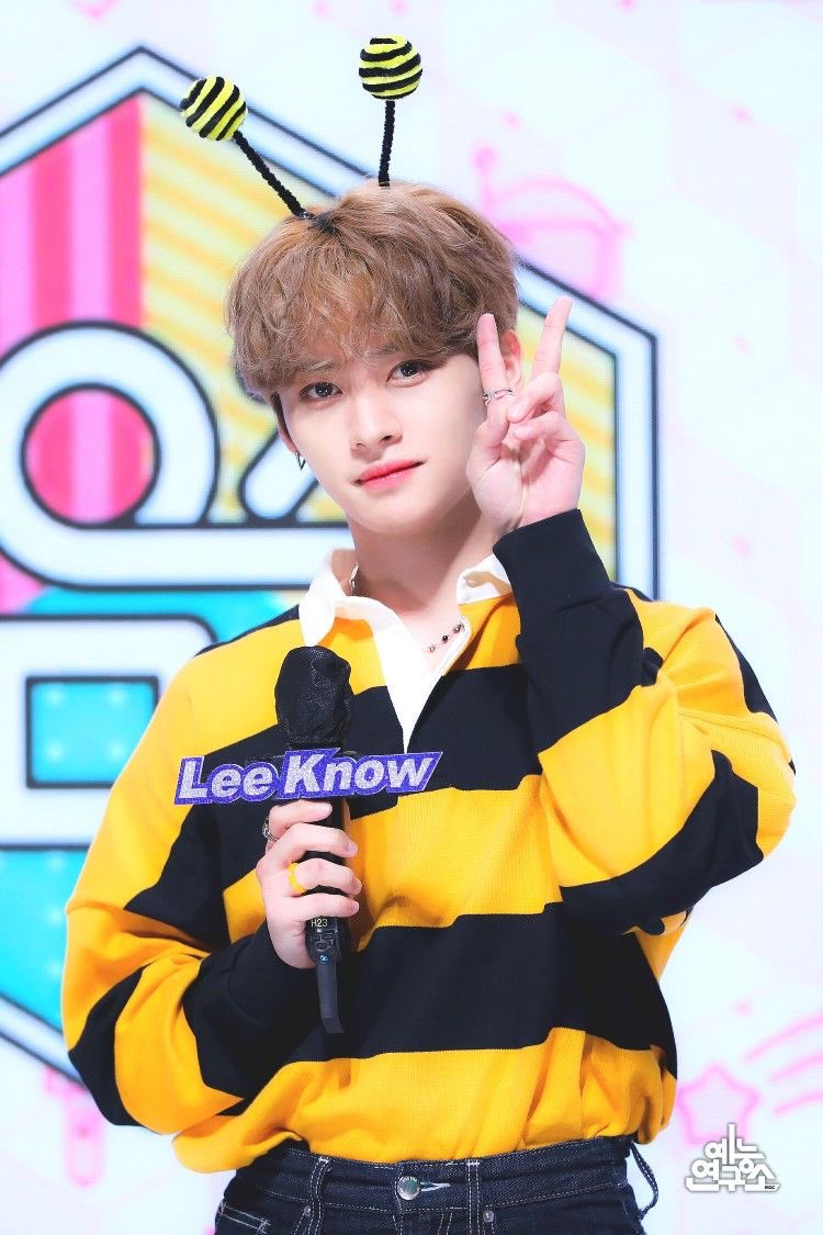LeeKnowBrazil's tweet photo. 💛| #VOTAÇÃO - STAYs, não esqueçam de se preparar e juntar muitos votos pelo Mubeat! Esse é o app de votação do Music Core e queremos o Lee Know entregando o win para o Stray Kids, não é? 

Tutorial ⬇️ 

#LeeKnow #리노 #StrayKids #스트레이키즈 @Stray_Kids 👽 https://t.co/ZY8jmCgfPq