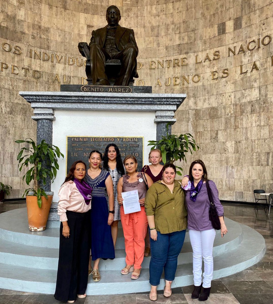 La Colectiva <a href="/50mas1Chiapas/">50+1 Chiapas</a> entregó en el Congreso del Estado de #Chiapas la petición para que en la próxima sesión legislativa pase la propuesta #3de3vsviolencia sobre suspender los #DerechosPolíticos de los #DeudoresAlimentarios morosos.

#Somos50más1
#ley3de3vsviolencia