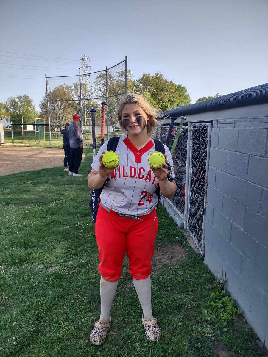 EvelynLynn2024's tweet image. Wildcats got the win vs. Lake Catholic tonight! I tied the Stark County home run record tonight too! I hit my 42nd bomb!
