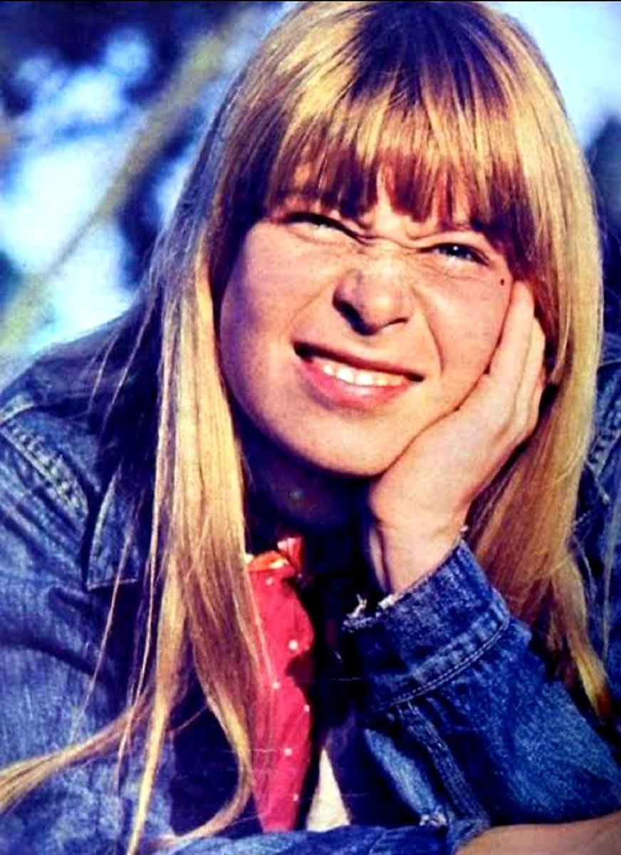 cjsbarros's tweet photo. Linda Rita Lee! #RitaLeeEterna #RIPRitaLee #RitaLee #musica #musicabrasileira #rita #mutantes #rosachoque #naoprovoque #linda https://t.co/AkzvNM0qmx
