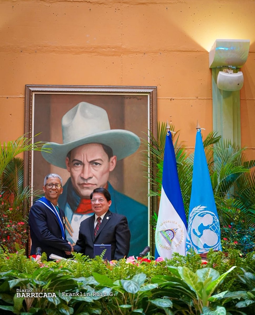 radio580nic's tweet photo. Gobierno de #Nicaragua entregó condecoración con la orden José de Marcoleta al representante de #UNICEF en el país, Almeida de Pina. #La580 https://t.co/AQUA6HelWh