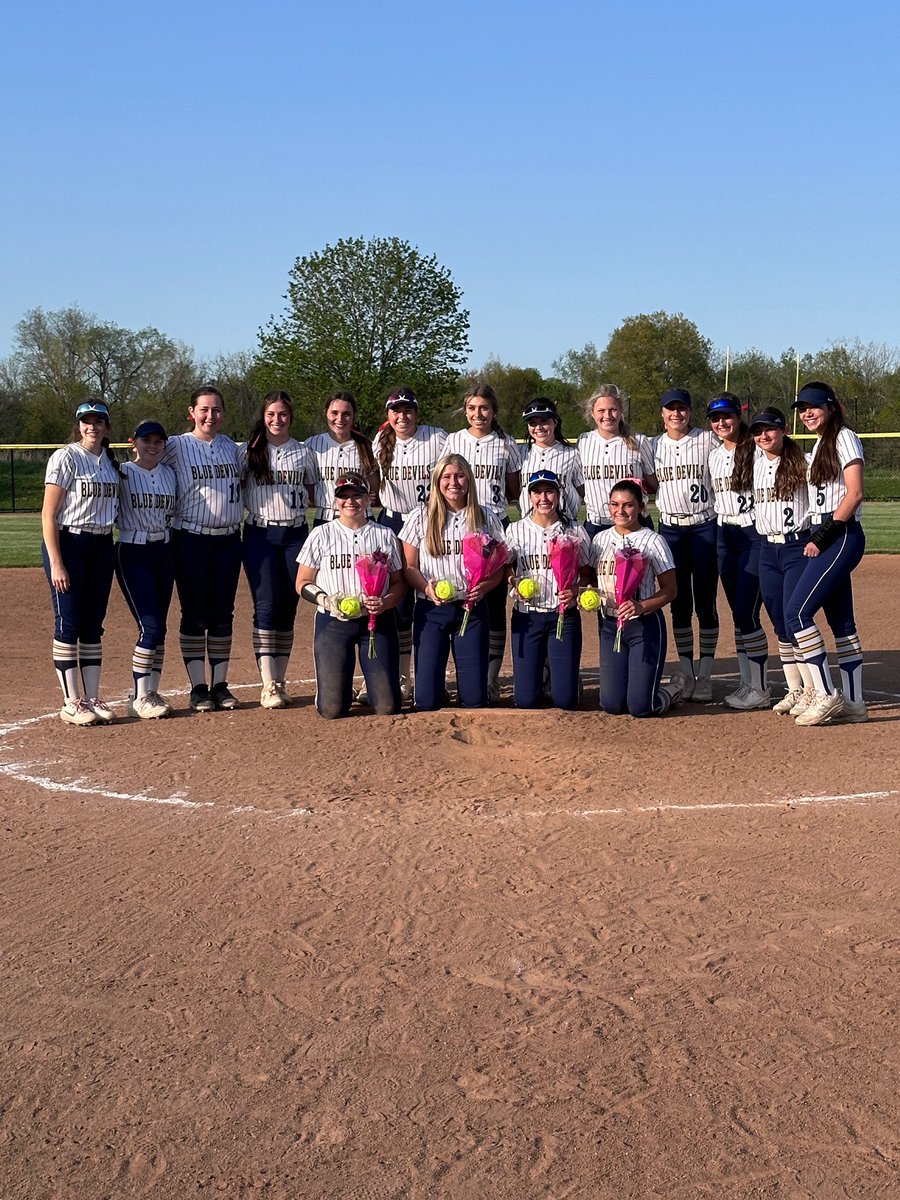 Happy Senior Day to our 2023 seniors! Thank you for all your hard work and dedication to our program over the last four years! We love you! 
#4 #7 #10 #17 💛💙🥎