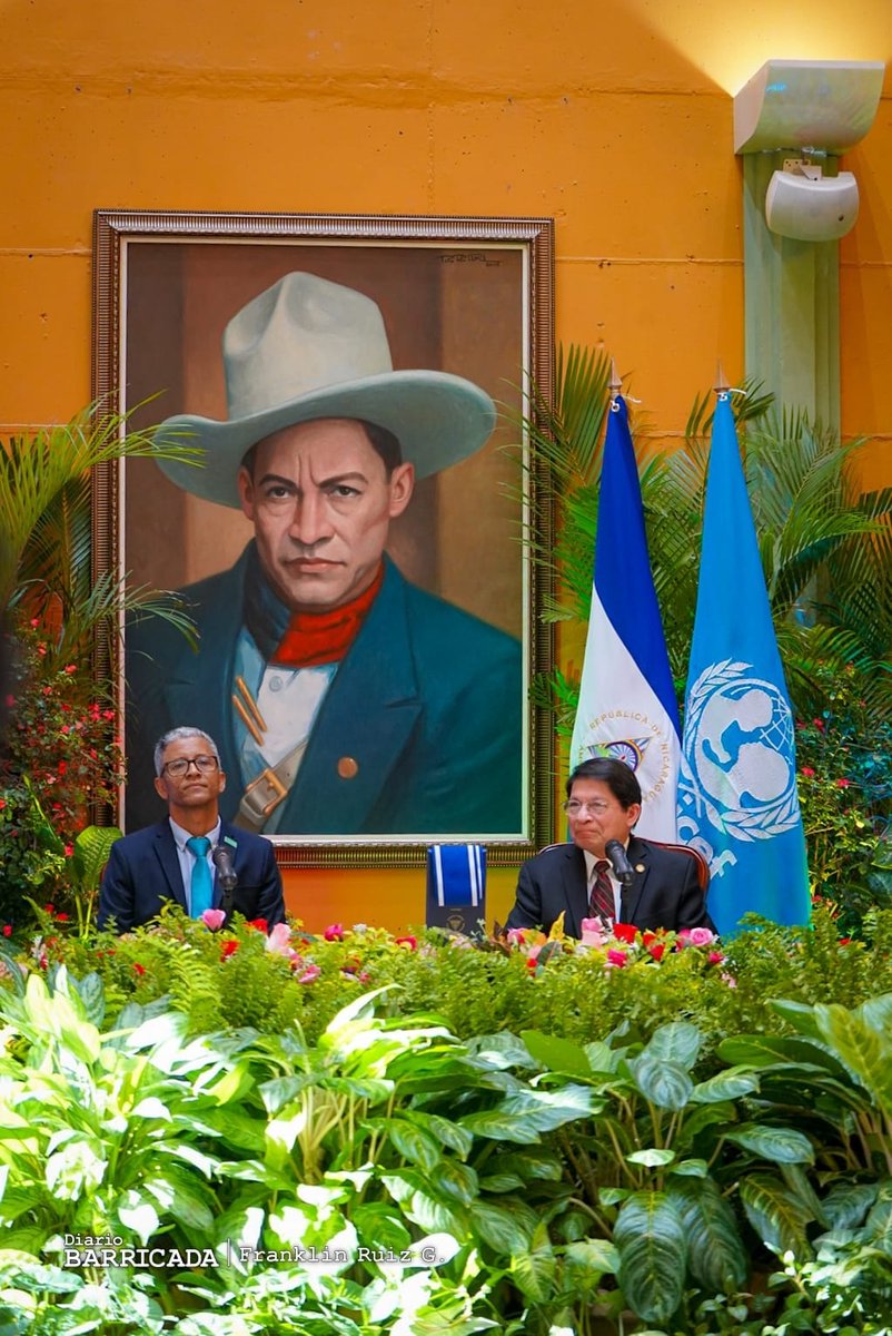 radio580nic's tweet photo. Gobierno de #Nicaragua entregó condecoración con la orden José de Marcoleta al representante de #UNICEF en el país, Almeida de Pina. #La580 https://t.co/AQUA6HelWh