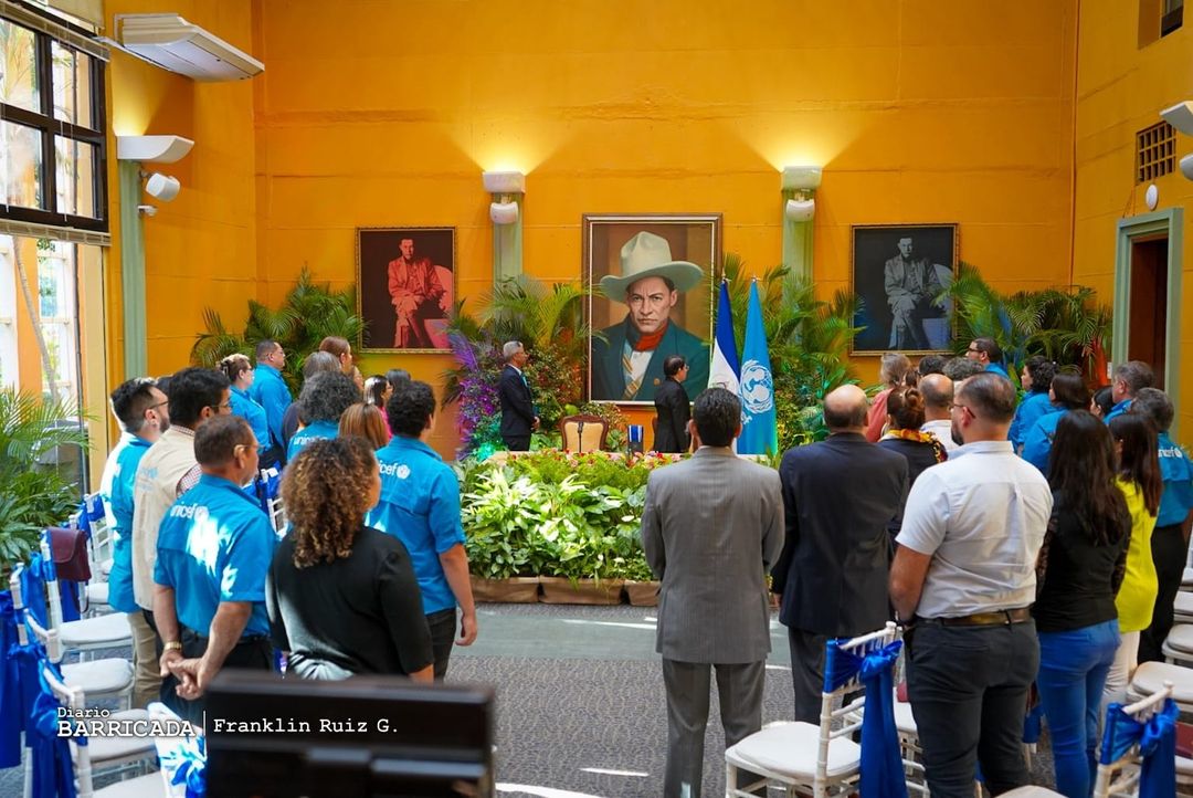 radio580nic's tweet photo. Gobierno de #Nicaragua entregó condecoración con la orden José de Marcoleta al representante de #UNICEF en el país, Almeida de Pina. #La580 https://t.co/AQUA6HelWh