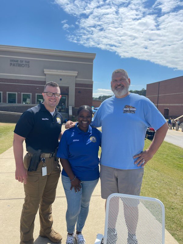 spms_panthers's tweet photo. Check out Officer Pace, Ms. Vaught, and Mr. Neal from the Community Inclusion Celebration this past weekend. This ice cream truck is Mr. Neal approved!#PCSDproud #pcsdstrong https://t.co/xYnlIAHP5W