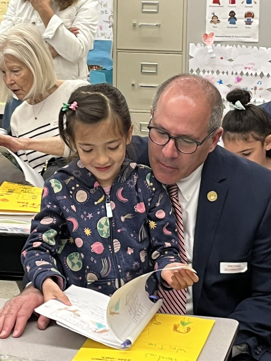 McelweeTami's tweet photo. First grade writing celebrations- students shared their realistic fiction characters and their stories with their families 📚✏️@OBENSchools https://t.co/jaUESE1KN1