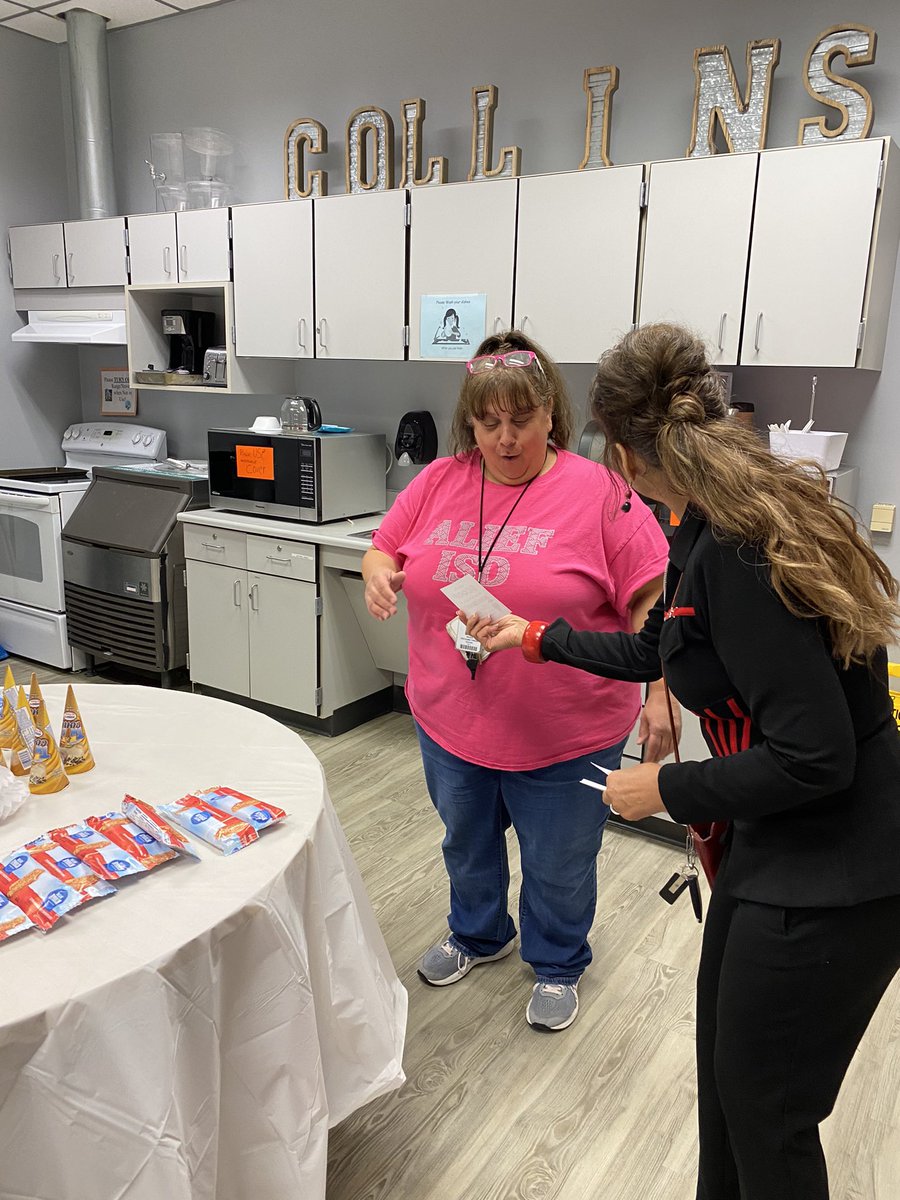 MytraCunningham's tweet photo. Here’s the Scoop, We Think You’re Awesome! 🍦 Thank you Dr. Veloz-Powell for stopping by to celebrate and love on our @ExplorersCol Staff. #AliefIceCreamDay @AliefISD #AliefProud #StaffAppreciationWeek #CAMPCollins https://t.co/vYxCBiYimX