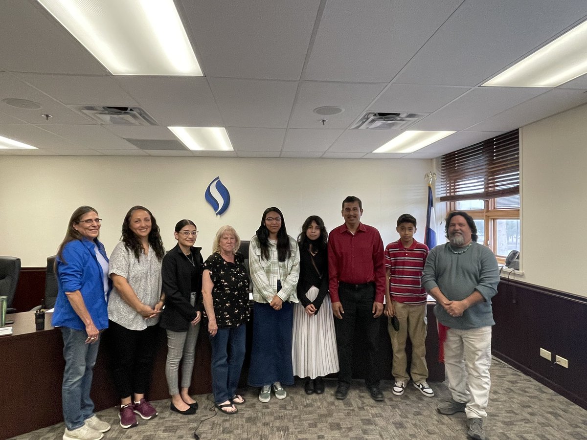 Sua Longoria, recipient of the Gates Scholarship and her family with Sheridan Board of Education 

Congratulations Sua! We’re proud of you!
#safesmartandhappy # edcolo