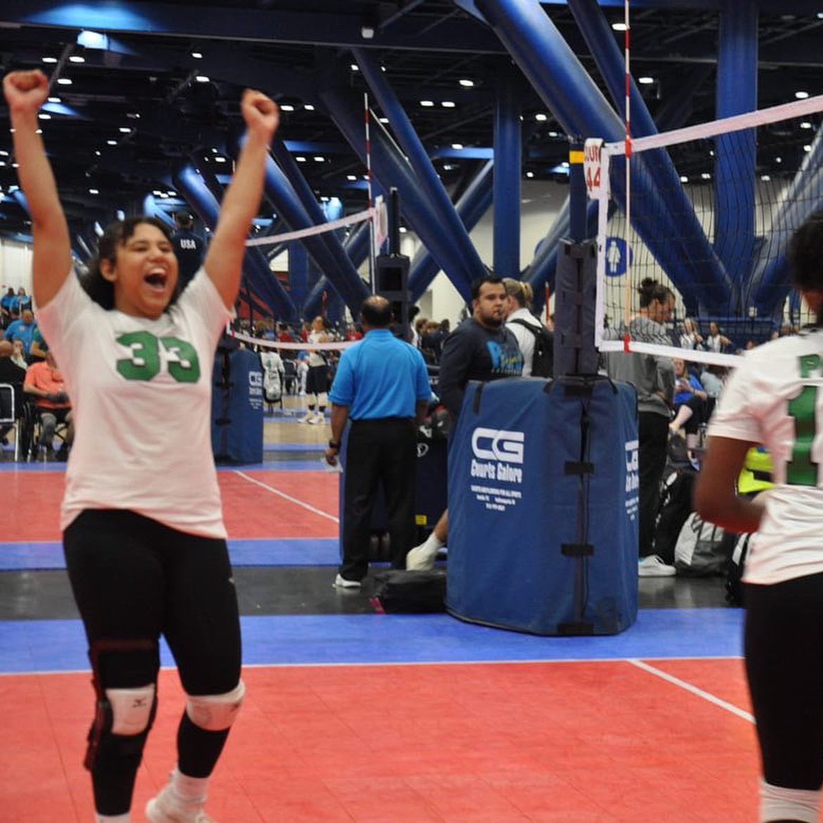 michellemcg1028's tweet photo. The celebration after the kills  🥹💪🏽😤 Proud of you baby @MilayaGraves 💚🫶🏼 #ClubVolleyball #16U #LoneStarRegionals #OH #PAVC 3️⃣3️⃣ https://t.co/Sfflth6E1I