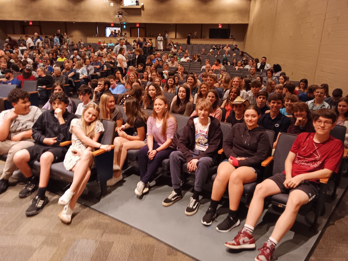 MrsRhodes7th's tweet photo. CONGRATULATIONS, 8th graders! Tonight's Award Ceremony was wonderful. You have worked so hard,  and you are so deserving! 🏆❤️🏆 Well done! 

#rhodes8thgradescholars #rocketpride https://t.co/Jc4utxNwfC