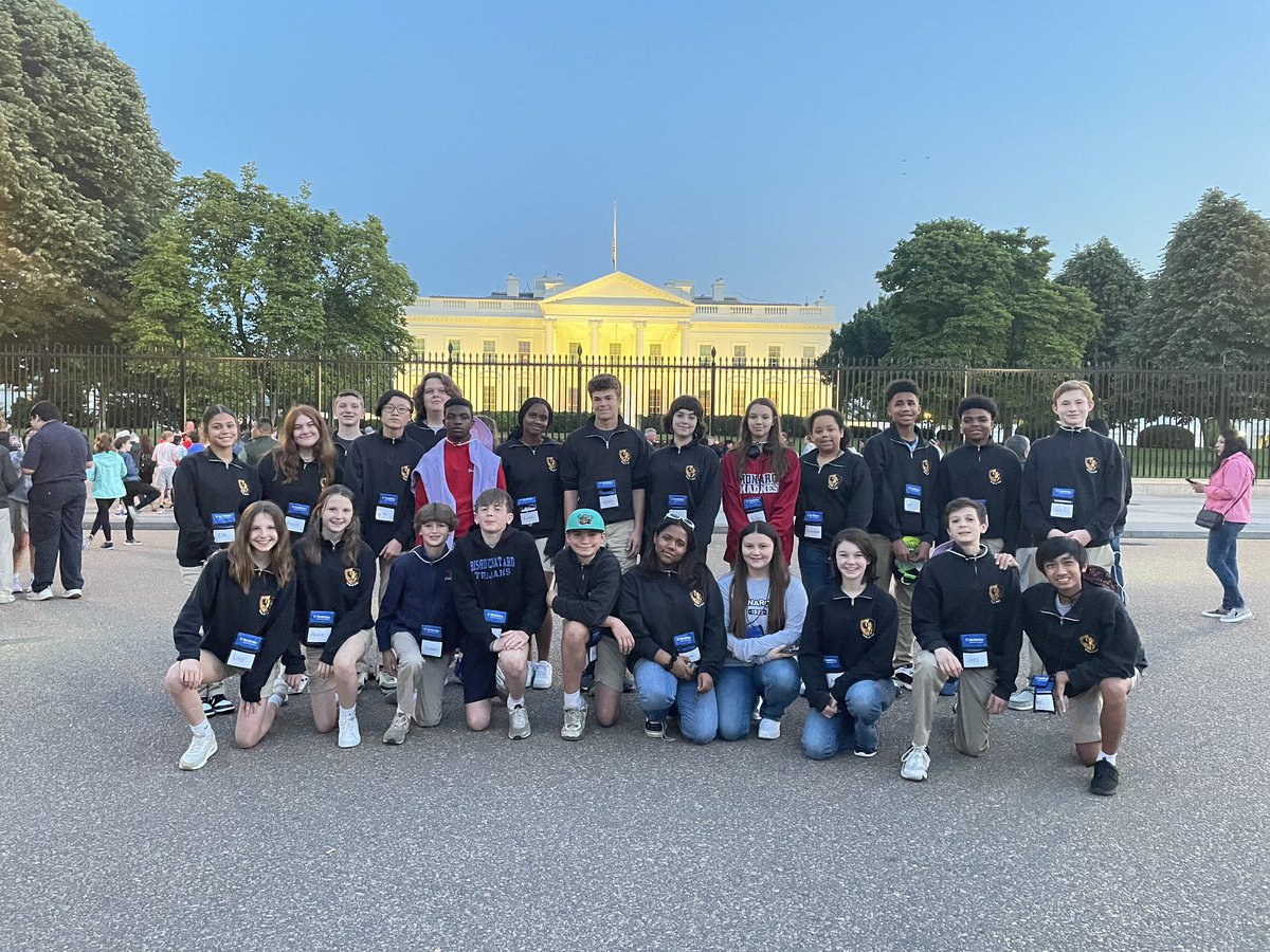 sjoamonarchs's tweet photo. Our 8th graders are having a wonderful time taking an afternoon stroll around Washington DC. They took a photo opportunity by the first “house” they found. #TheWhiteHouse #DC202 https://t.co/dSMqfRQA4b