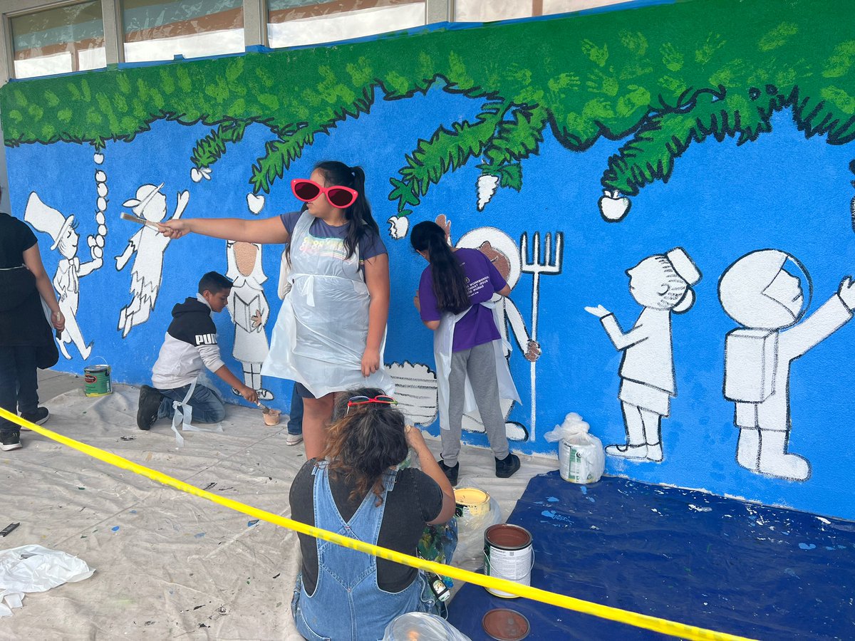How cool is this? Students in VAPA are creating a mural and they are loving the process.  Go #MTVeagles 🦅❤️🎨