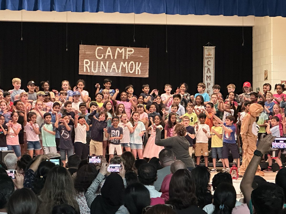 NoviVillageOaks's tweet photo. The 4th graders were outstanding in their musical performance tonight. A huge shout out to Mrs. Cudnohofsky for all of her hard work and dedication 🤍💚 https://t.co/0rdrU0M7NL