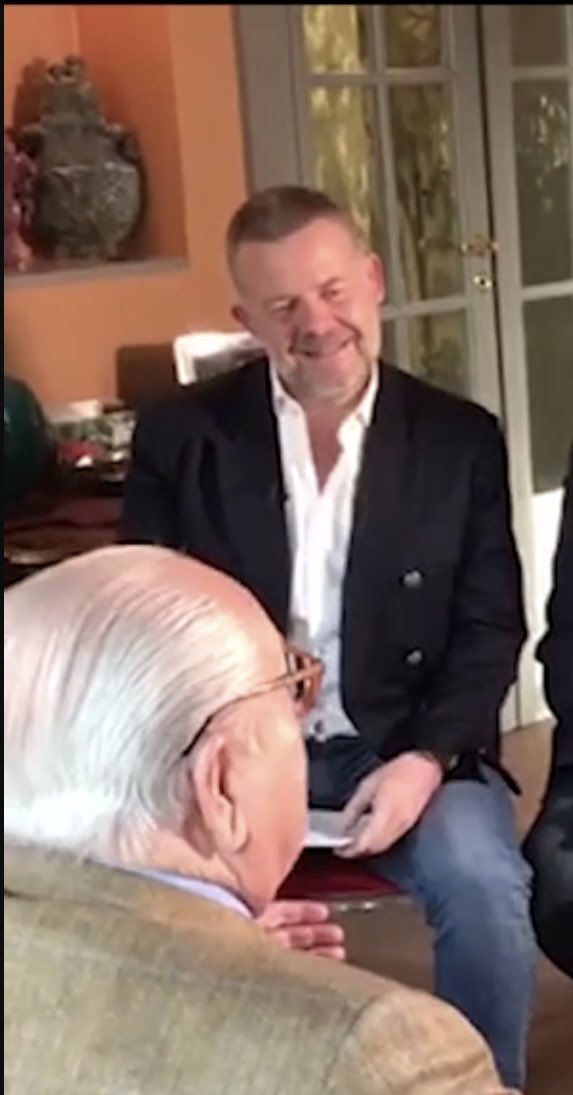 <a href="/EricNaulleau/">Eric Naulleau</a> Oh le gars de "goche" comme il semble être heureux avec son papounet adoptif...⁉️🤮