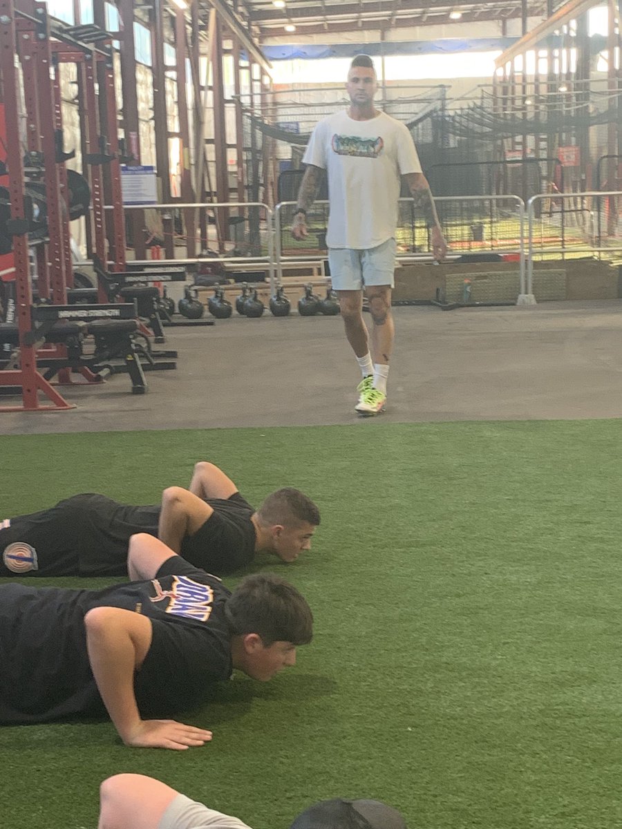 CoachTomPajic's tweet photo. 🚨Great Speed Development Session tonight men.  #3 in the books @_nickdel_
#STACKdays 🔸🔹🔸
#TeachTheTest 🎯 
#PayItForward 🏈 https://t.co/DiSXW1ap0U