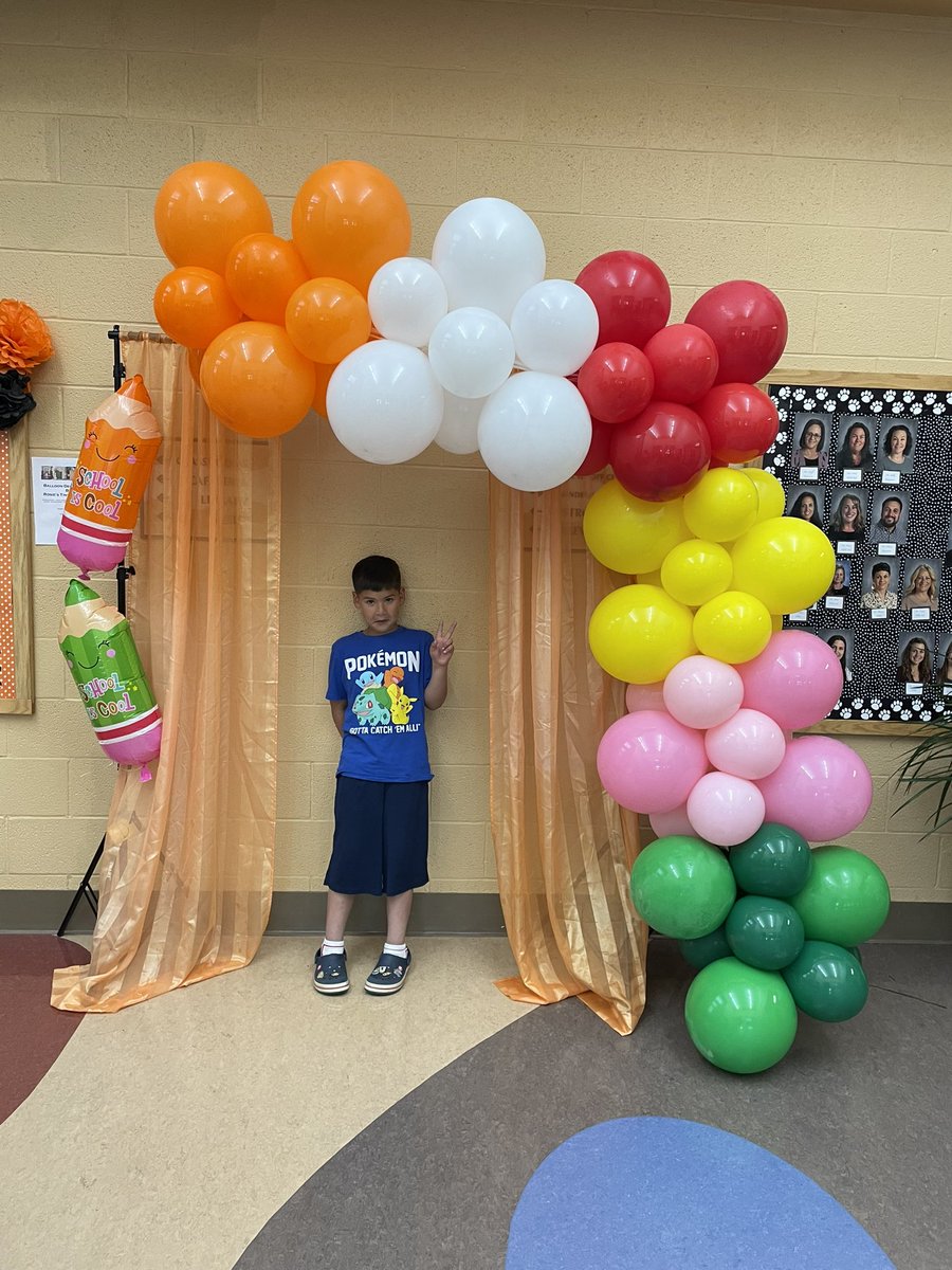 creationbyrosie's tweet photo. Art show event @LingleAveElem 🎈 #eventdecor #balloon #balloongarland #palmyrapa #hersheypa #balloondecor #balloons #event https://t.co/9KWydylFf2