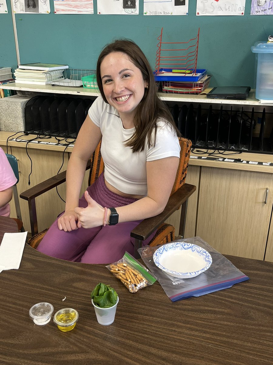 UDHS_FCS's tweet photo. Earlier this week, Honors CD students traveled to FWES to teach 4th grade students about our hydroponic farm. After learning about the farm, 4th graders used basil from the farm to make a basil &amp; garlic infused olive oil. https://t.co/aegKZYgp2y