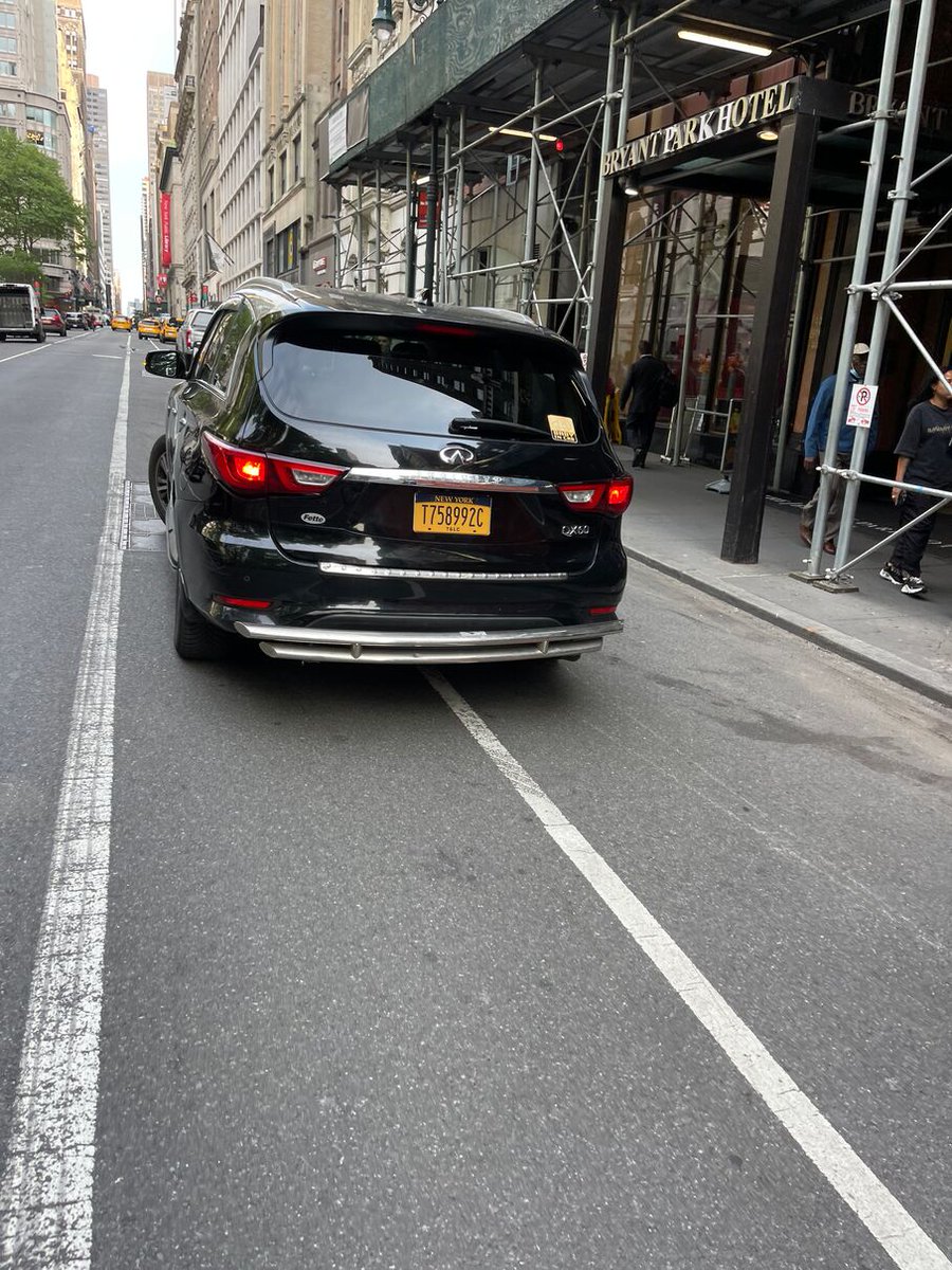 Reported_NYC's tweet photo. The driver T758992C blocked the bike lane near 40 W 40th St on May 9 and has been reported to #nyctaxi. This is in Manhattan Community Board 05 #manhattancb5 & #NYPDMTS. #VisionZero #BlockedBikeNYC https://t.co/oOex6BAvNh