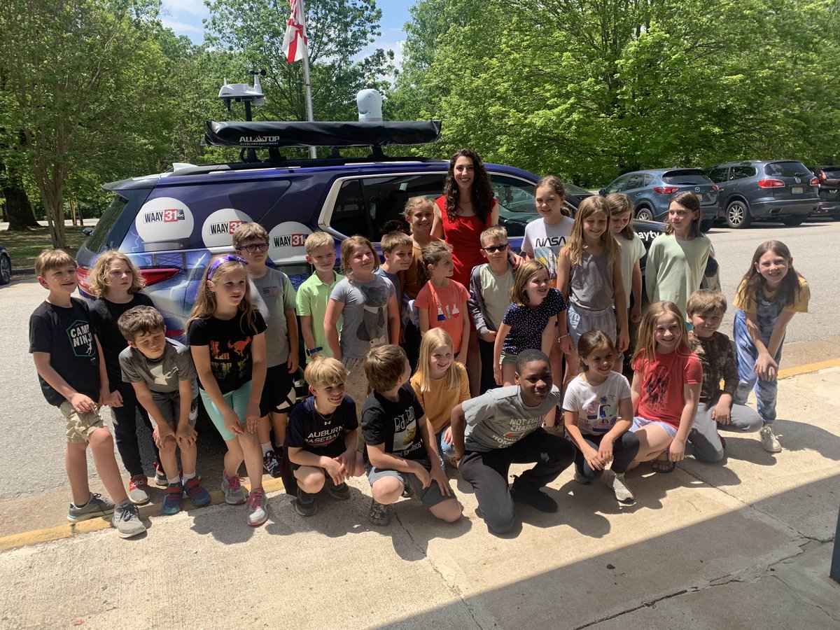 AnelloWx's tweet image. Monte Sano Elementary’s Science Day was quite the hit!! I loved getting to talk to these over 140 3rd-6th graders about tornado life cycles. They helped me forecast &amp;amp; even analyzed radar models with me! Thanks for a great day, MSE! #GuestReader #ScienceDay #STEMcareer #STEMfield