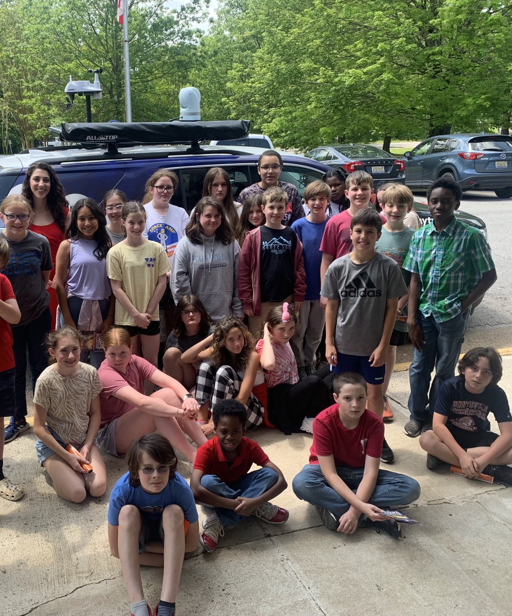 AnelloWx's tweet image. Monte Sano Elementary’s Science Day was quite the hit!! I loved getting to talk to these over 140 3rd-6th graders about tornado life cycles. They helped me forecast &amp;amp; even analyzed radar models with me! Thanks for a great day, MSE! #GuestReader #ScienceDay #STEMcareer #STEMfield