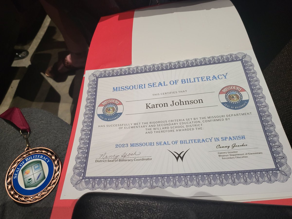 ArmandoJohnson's tweet photo. A moment that will forever be cemented in my memory! ❤️💪❤️💪#SoBL #sealofbiliteracy https://t.co/hHQNl4r8sB