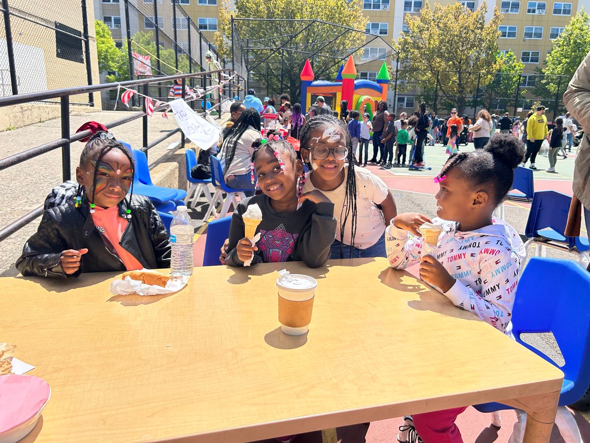 HeyBccs's tweet image. Our parents, Guardians and Families are the strongest pieces to our BCCS fabric. Our PTA Carnival was a beautiful event and part of our community quilt! @CommunitySupt16 @D16LEADS @CMChiOsse @NequanMclean @stefanizinerman @JabariBrisport