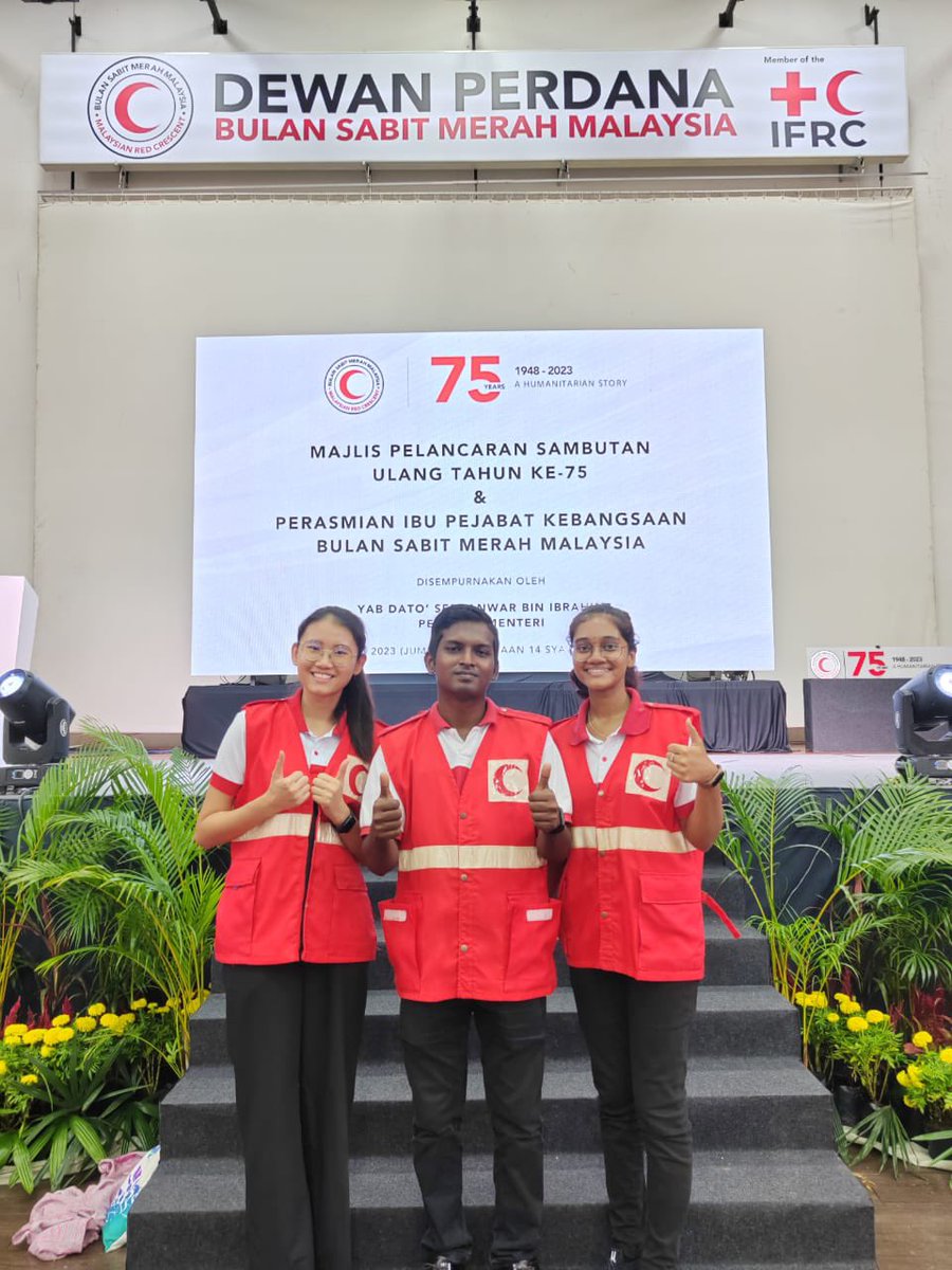 vad43klg's tweet photo. 8th May🌙
The birthday of Henry Dunant, the founder of the Red Cross.

This year, our theme is: 
*Everything we do comes #fromtheheart* ❤️
The aim is to honour the individuals in the communities, who are often the first ones to assist those in need around them..⛑️ https://t.co/matjDtVhhZ