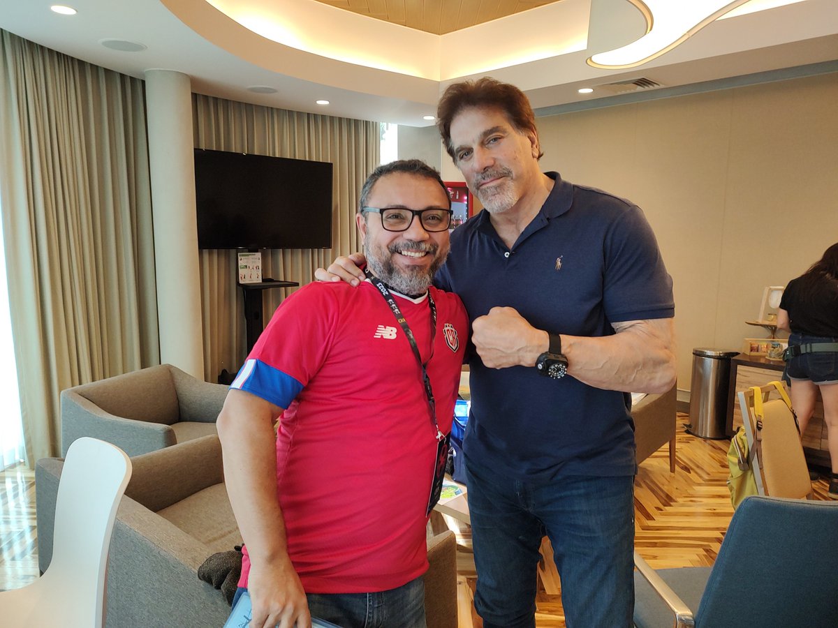 geraldohsborges's tweet photo. My colleague here Mr. @LouFerrigno told me @ComicConCR was so great. Better agree with him 👏👏👏👏
#bucketlist #hulk #c2cr https://t.co/vzo0aelSVo