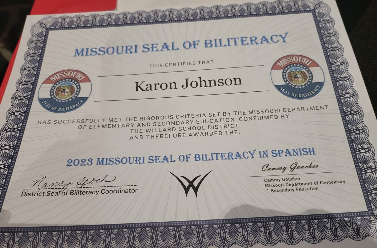 ArmandoJohnson's tweet photo. A moment that will forever be cemented in my memory! ❤️💪❤️💪#SoBL #sealofbiliteracy https://t.co/hHQNl4r8sB