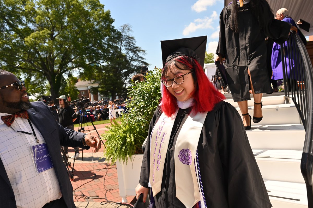 keunarie's tweet photo. i graduated last weekend !! 🎓🎉 https://t.co/H0M6aQGeu6