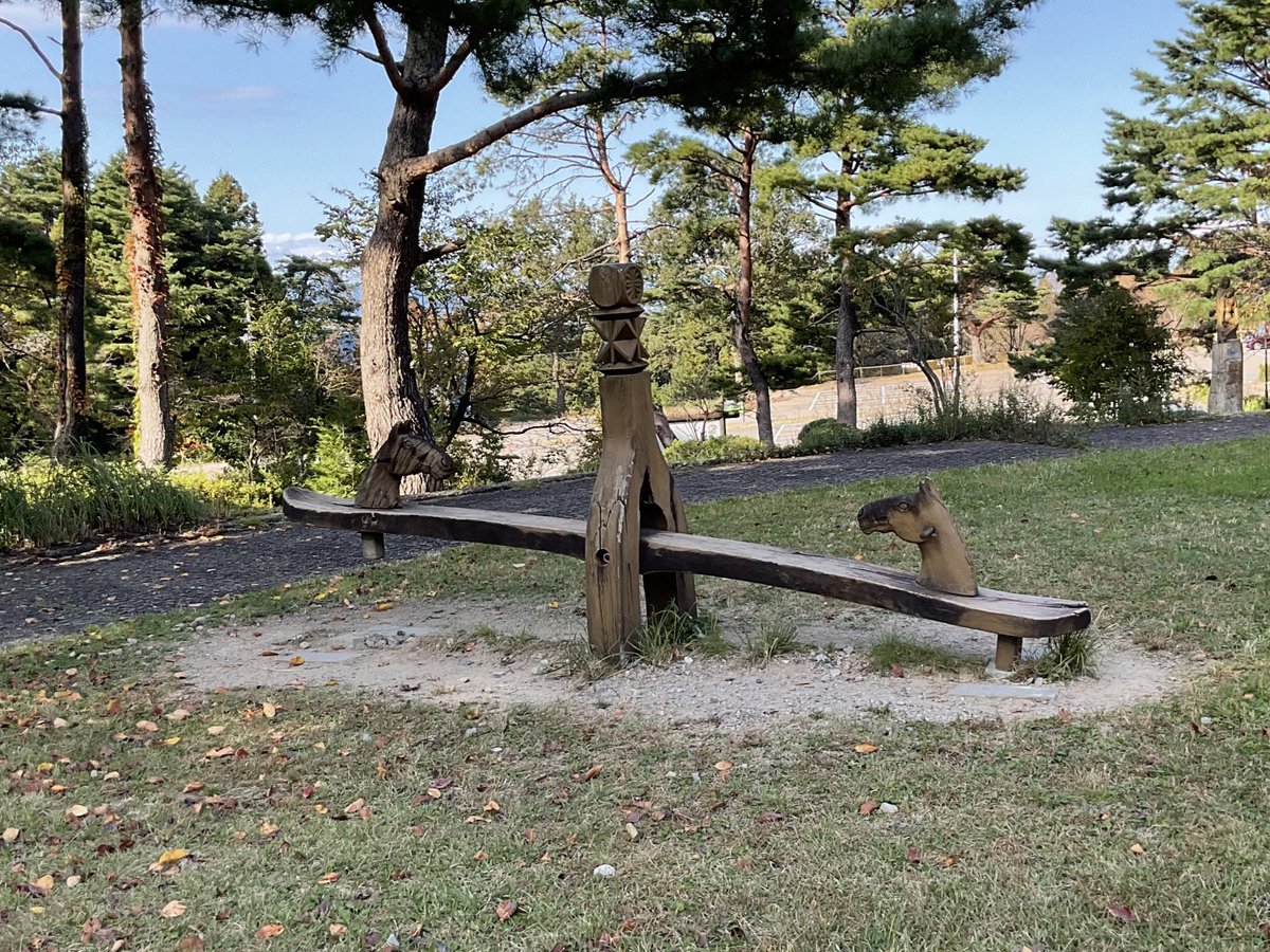 kanjoji_camp's tweet image. 【お知らせ】

大変心苦しいのですがこのたび公園にあるシーソーを撤去することになりました。
なんとか修理をしながら維持してきましたが、老朽化が進み今回ついに危険だと判断されました。
たくさんの方に遊んでいただき、また「ゆるゆり」ファンの方には特に思い入れのあるシーソーだったと思います