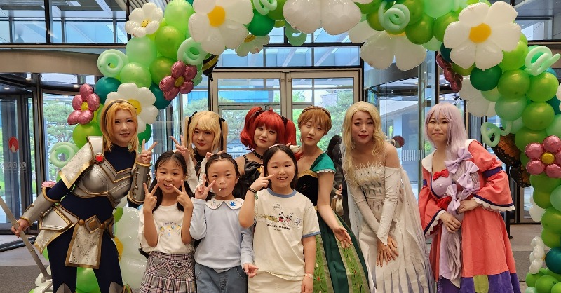 samsungresearch's tweet photo. [Campus Event] 🎉Seoul R&amp;D Campus opened its buildings to employees and their families on the 5th for the #ChildrensDay.🥳🥳

🍿It was full of entertainments for children, including magic shows🪄🎩, ballet performances🩰, inflatable bouncers, race cars🏎, tracks, etc.😁😆 https://t.co/fr1czwwfHm
