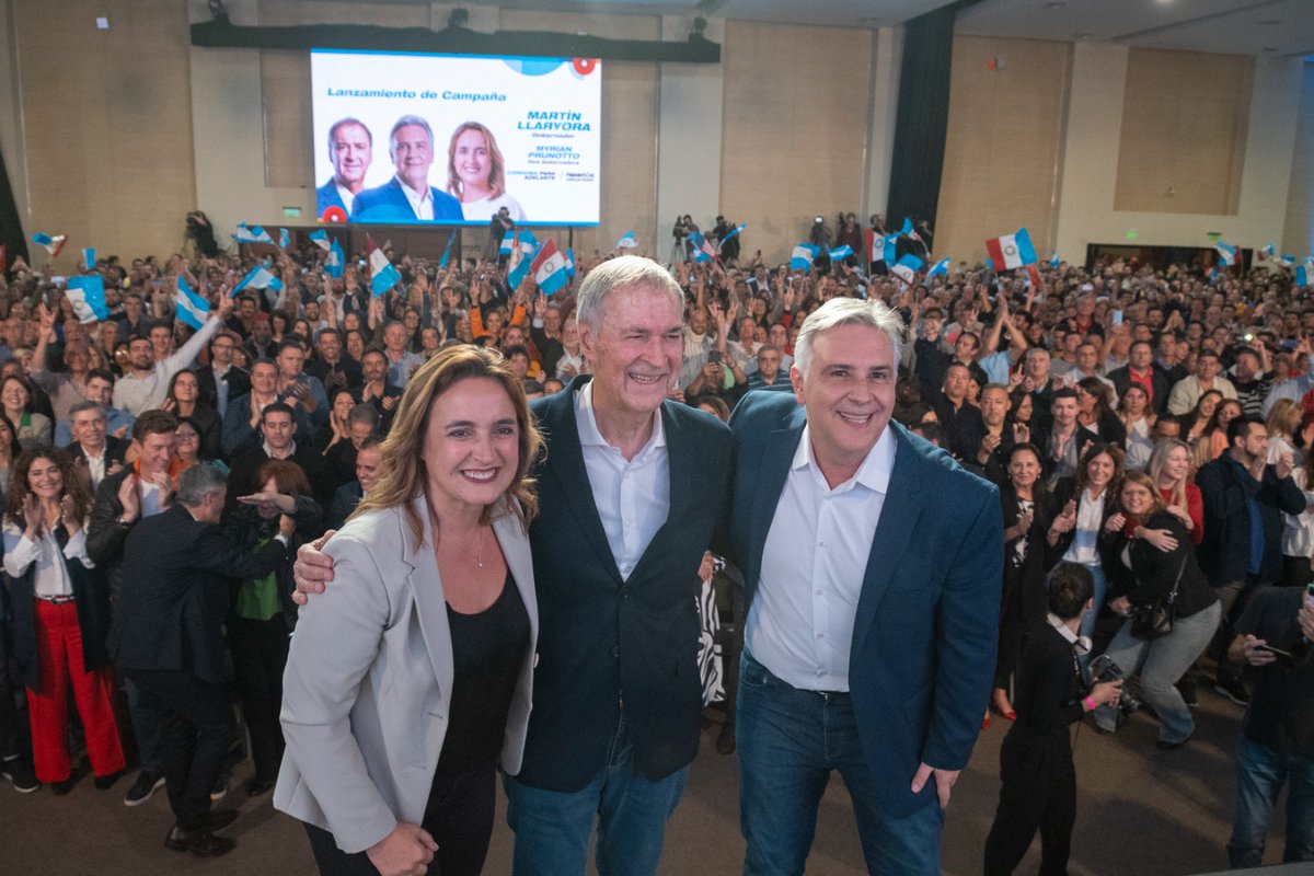 MartinLlaryora's tweet photo. Agradezco a las fuerzas del campo, de la industria, del trabajo, a los sectores académicos, a los dirigentes del interior, a las diversas fuerzas políticas, a todos los que hoy nos hemos sacado las camisetas partidarias para ponernos una sola, la de Córdoba. Vamos para adelante. https://t.co/3sopfkxmsZ