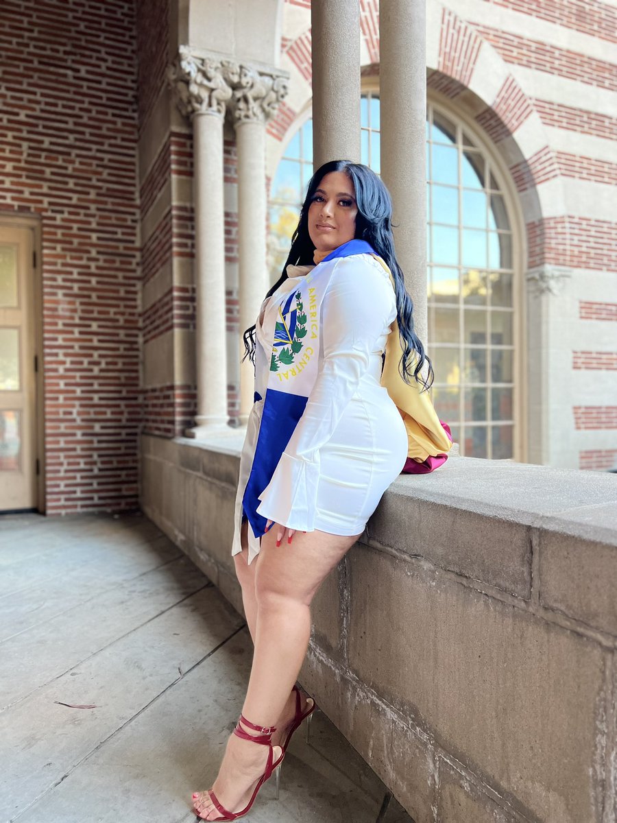 carolinaaaa29's tweet photo. joining the 8% of Latinas with Master’s Degree. A born and raised Salvadoran graduating from USC 🇸🇻❤️💛❤️💛 https://t.co/KHzxgIBSFV
