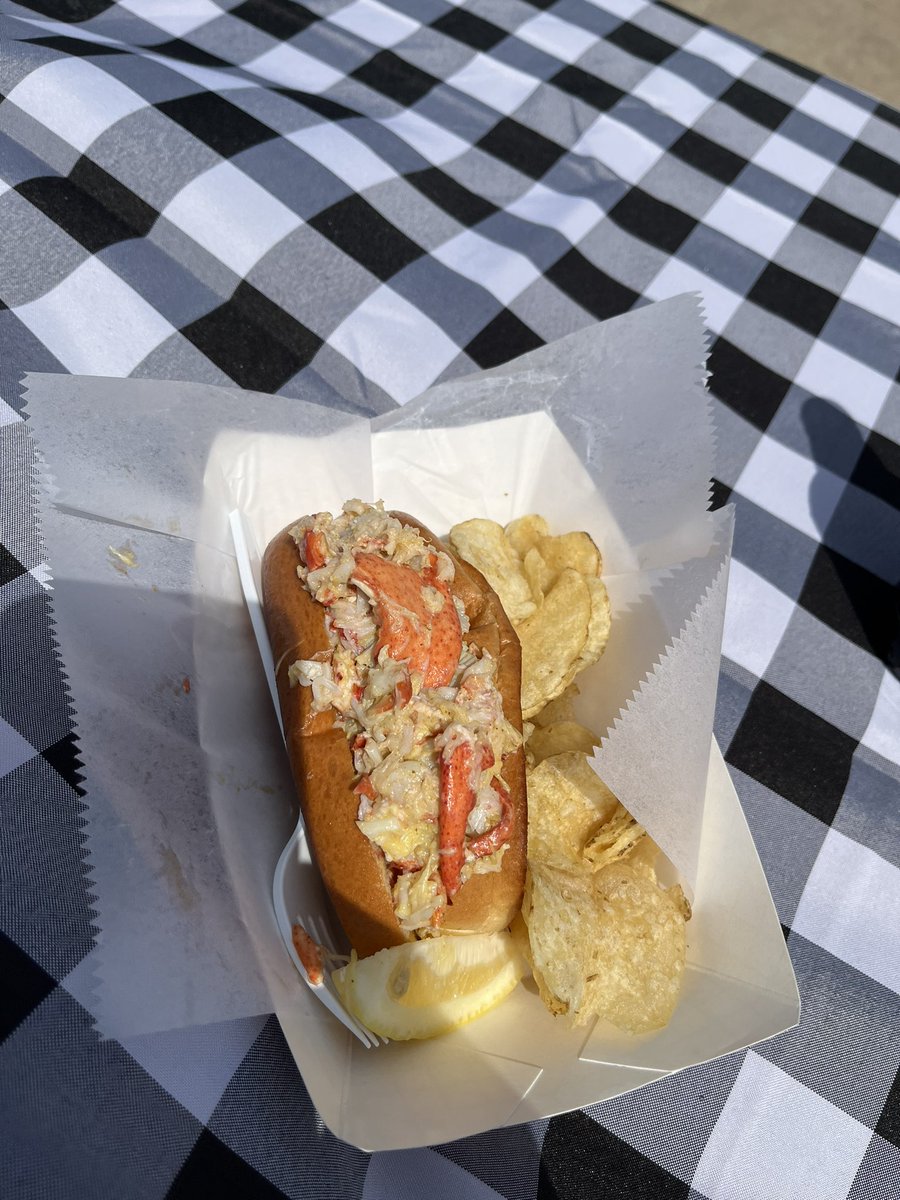It’s a #mainething: Beaches, lighthouses and another lobster roll - this time curry flavoured - on a 70-km ride around Portland 👍
#AE2023 #summerfeetbike