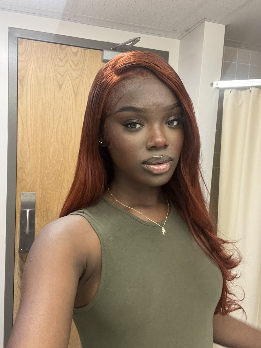 drusillyy's tweet photo. the green outfit + red hair combo >> https://t.co/qIJOocER18