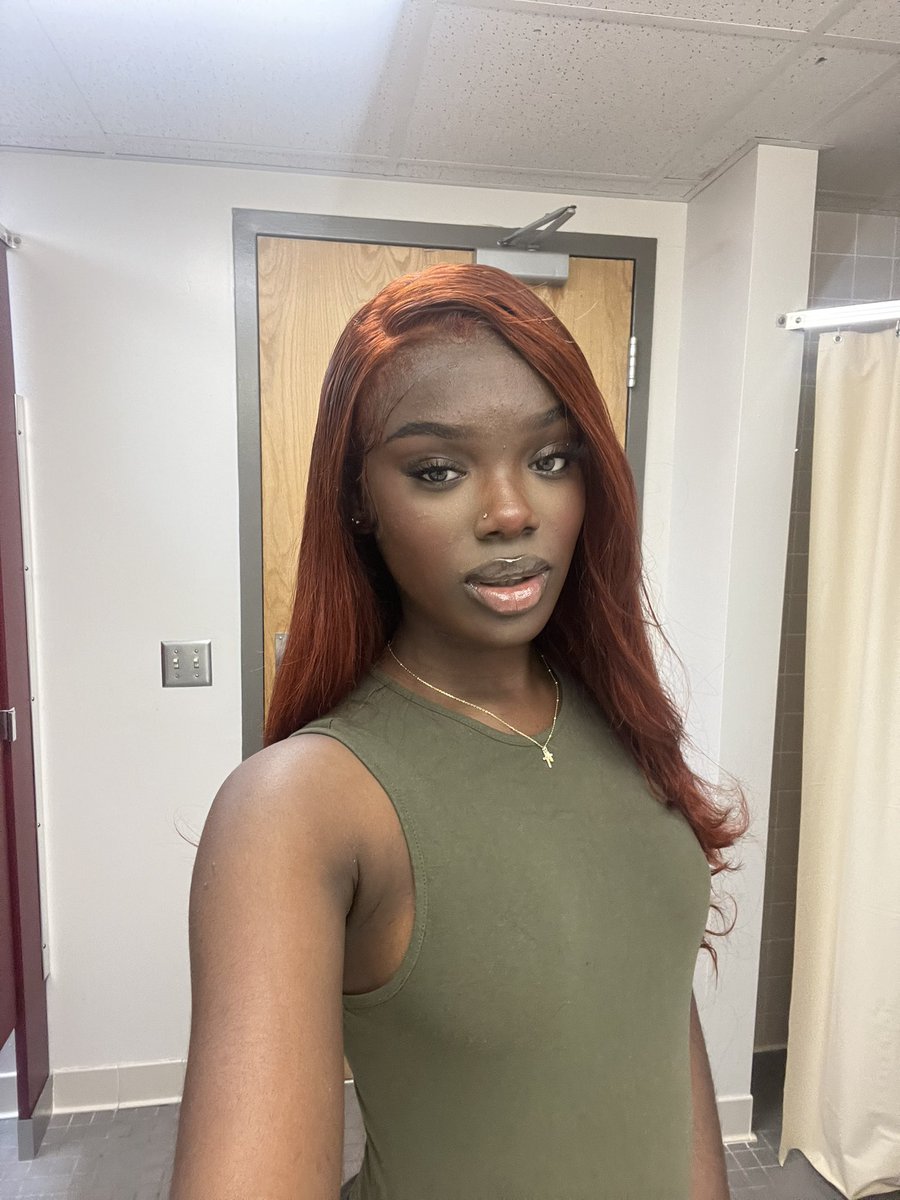 drusillyy's tweet photo. the green outfit + red hair combo >> https://t.co/qIJOocER18