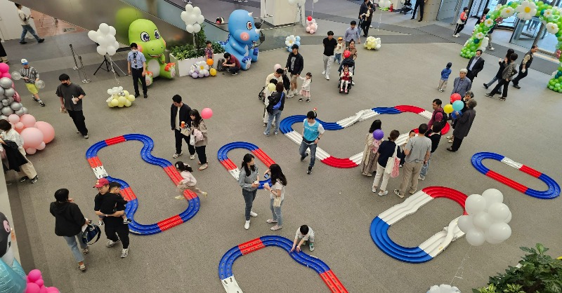 samsungresearch's tweet photo. [Campus Event] 🎉Seoul R&amp;D Campus opened its buildings to employees and their families on the 5th for the #ChildrensDay.🥳🥳

🍿It was full of entertainments for children, including magic shows🪄🎩, ballet performances🩰, inflatable bouncers, race cars🏎, tracks, etc.😁😆 https://t.co/fr1czwwfHm