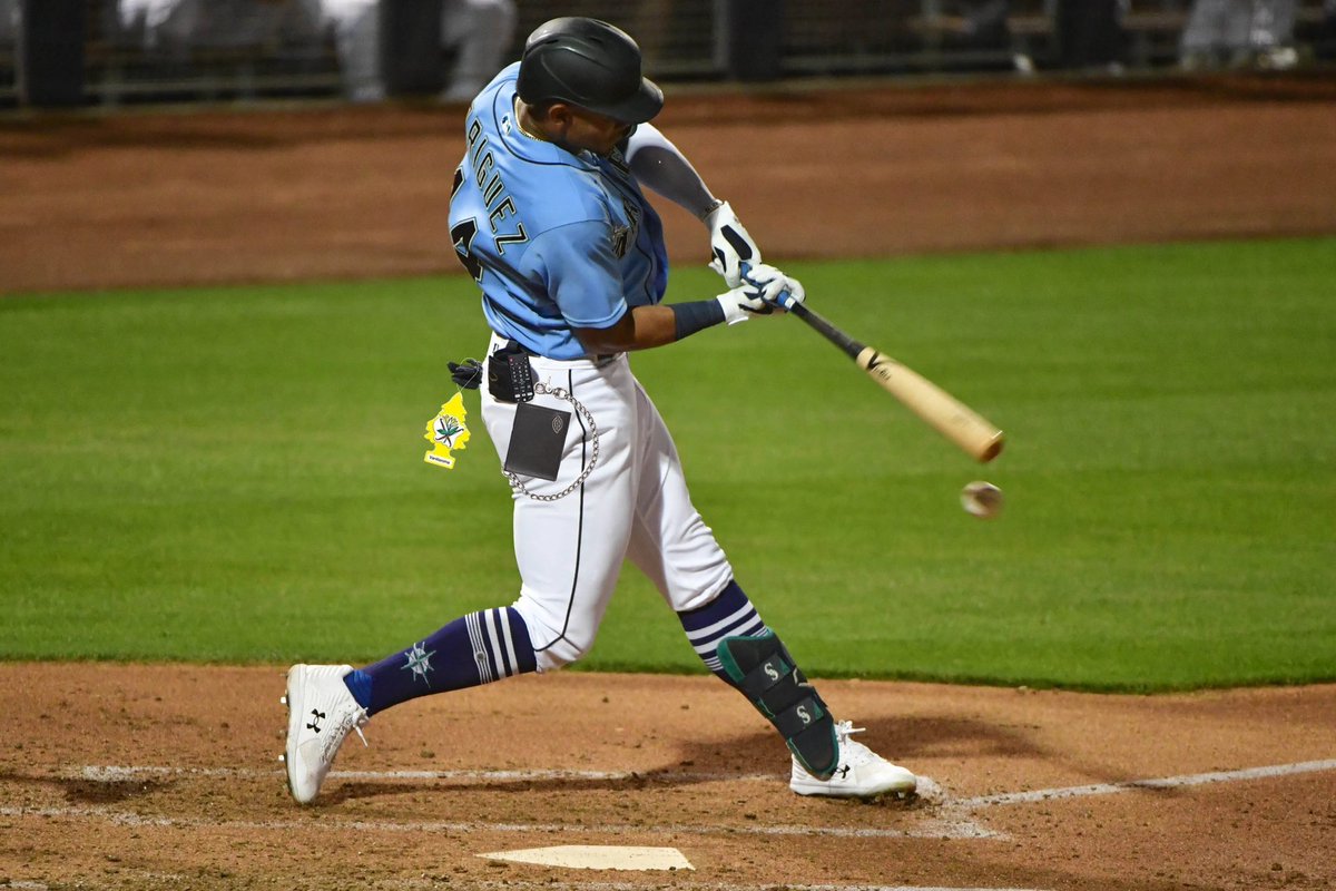 What’s in <a href="/JRODshow44/">Julio Rodriguez🇩🇴🦁</a>’s pockets? #LightenTheLoad #WhatsInJrodsPockets? <a href="/Mariners/">Seattle Mariners</a>